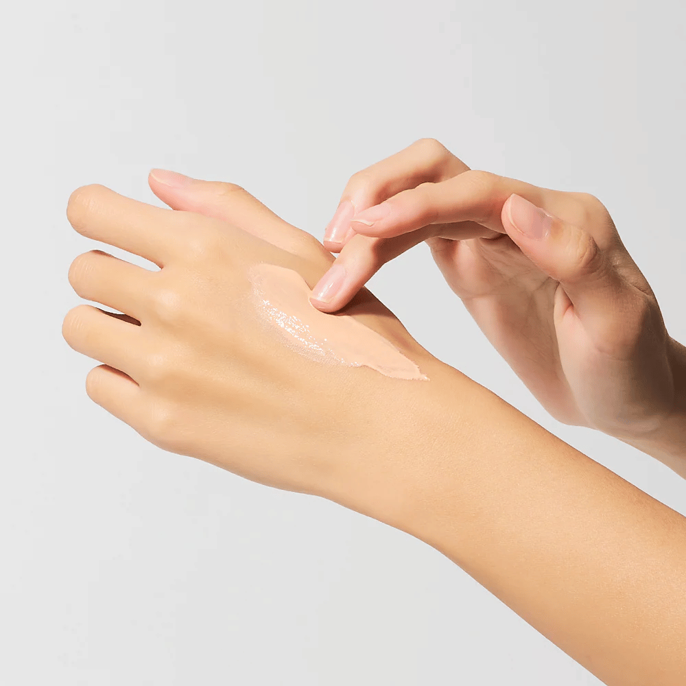 Nanašanje Dr.Melaxin Cemenrete Eye Cream na roko, kremna krema za oči s kalcijem in elastinom, ki se hitro vpije in zagotavlja intenzivno vlaženje.