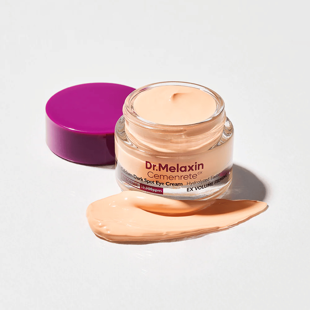 Dr.Melaxin Cemenrete Calcium Dark Spot Eye Cream v odprti posodi s kremno teksturo, krema za oči, ki pomaga zmanjšati temne kolobarje in učvrstiti kožo okoli oči.