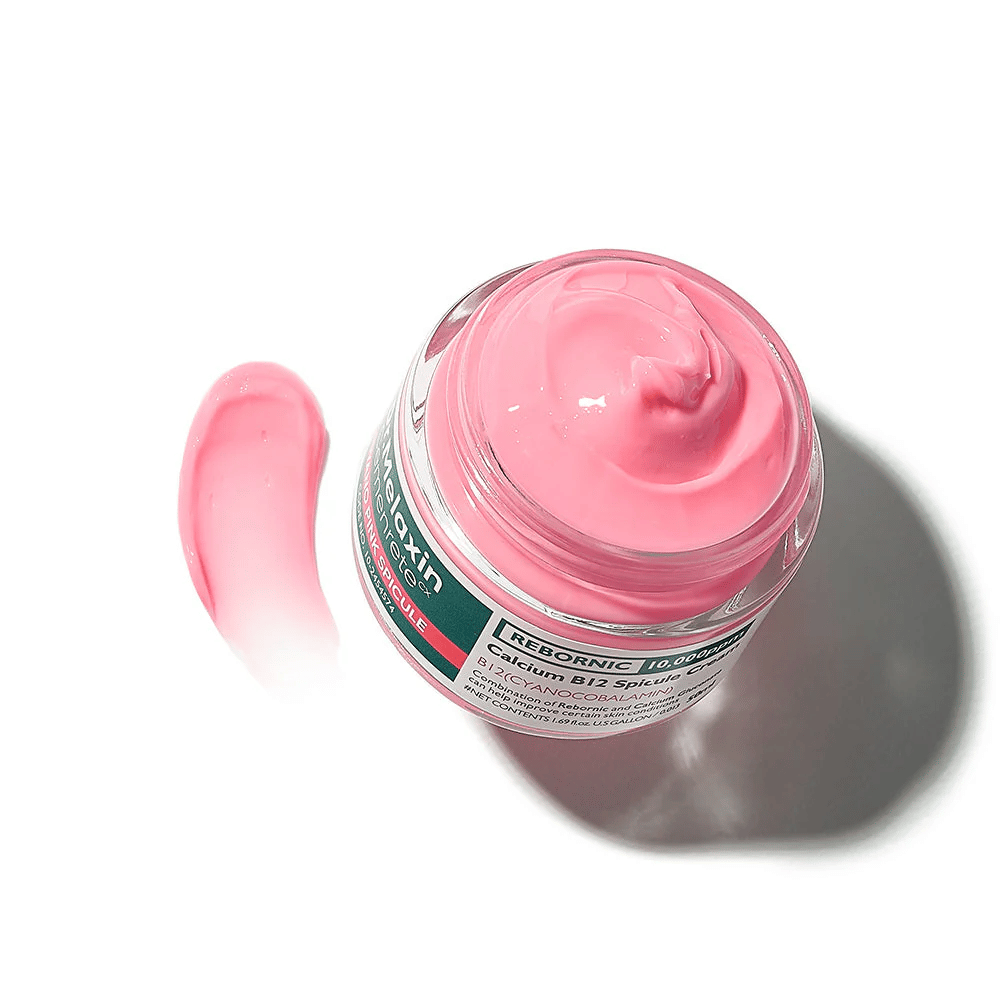 Dr. Melaxin Cemenrete Cyano Pink Spicule Cream z rožnato kremasto teksturo, ki vlaži, krepi kožno bariero in izboljšuje sijaj kože.