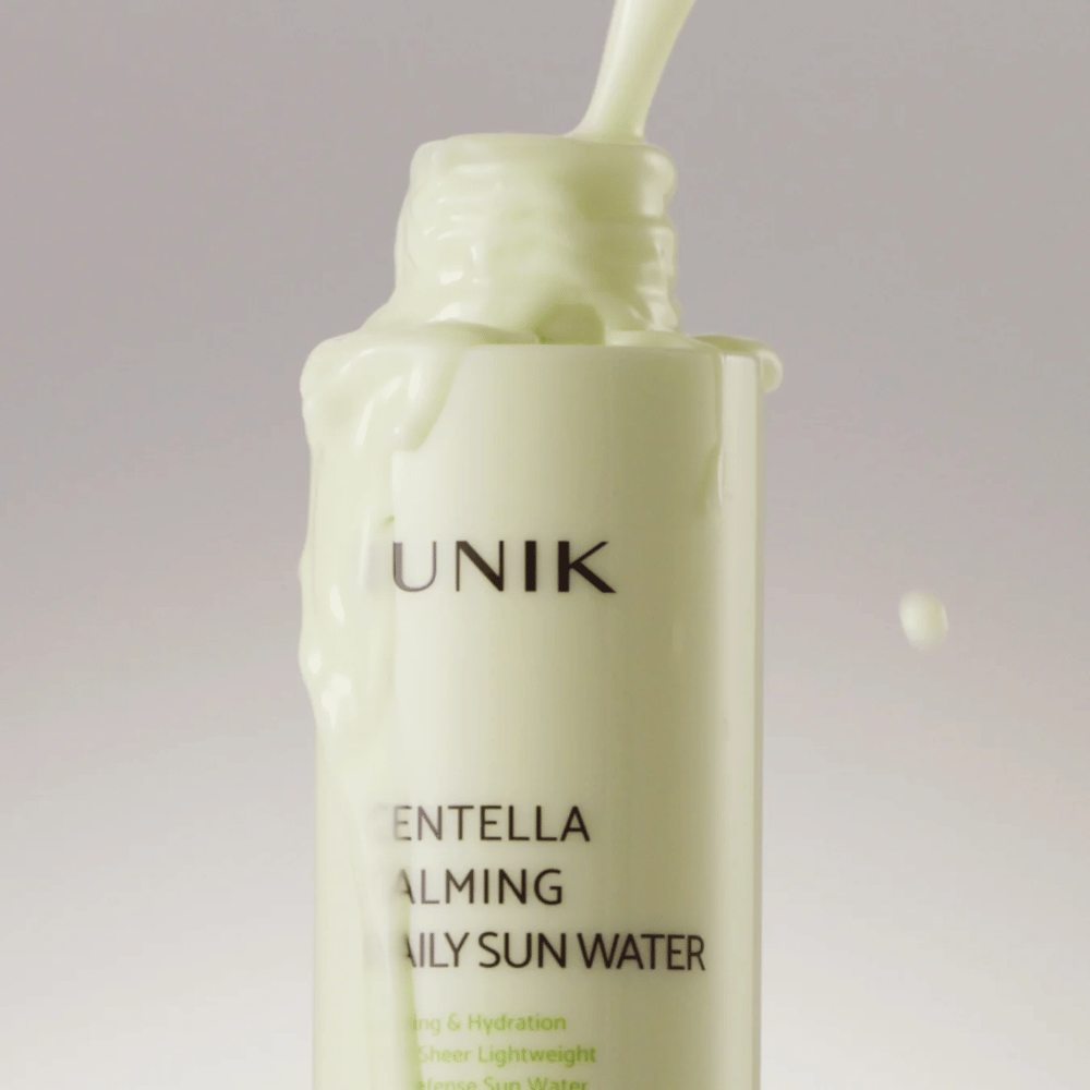 3. iUNIK Centella Calming Daily Sun Water – bližnji posnetek lahke, kremaste teksture pomirjujoče in vlažilne zaščite pred soncem