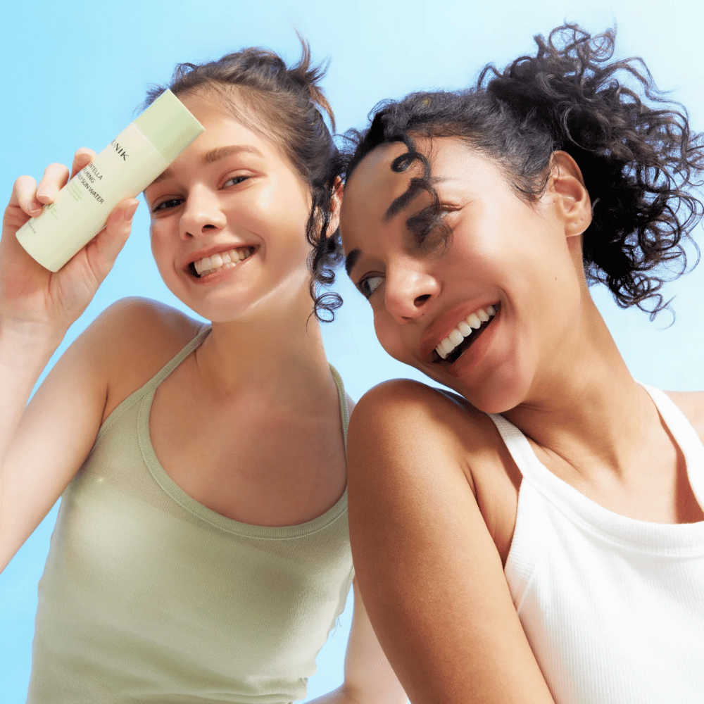 1. iUNIK Centella Calming Daily Sun Water SPF50+ PA++++ 120 ml – dve ženski z naravnim sijajem predstavljata korejsko zaščito pred soncem za obraz