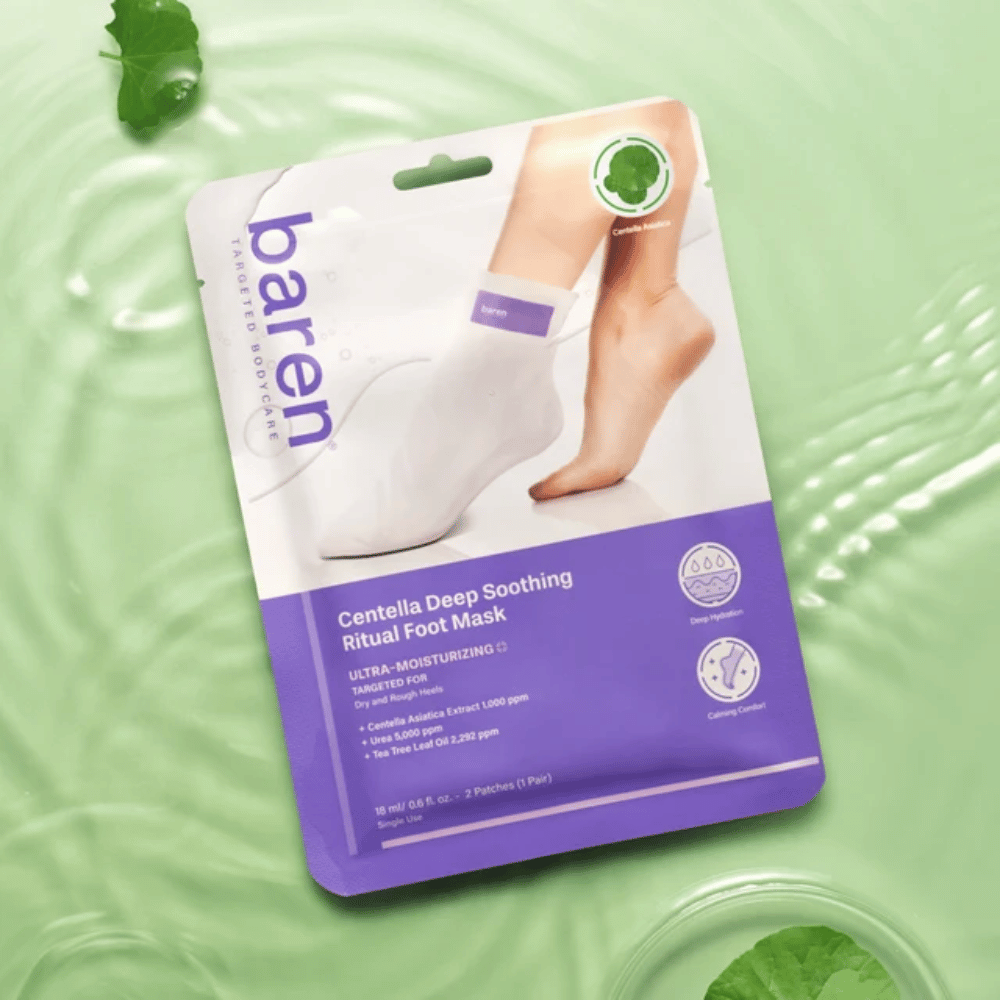 8. Baren Centella Deep Soothing Ritual Foot Mask – embalaža s pomirjujočo masko za stopala na zelenem ozadju z vodo in listi centele