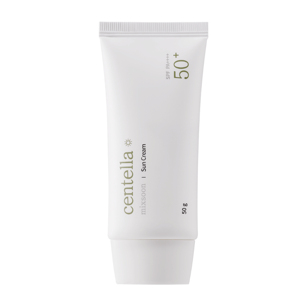 Bela tuba s Centella Sun Cream SPF 50+ PA++++. Tuba je preprosta z zelenimi tekstualnimi podrobnostmi, ki vključujejo blagovno znamko in informacije o izdelku. Embalaža vsebuje 50 g sončne kreme.