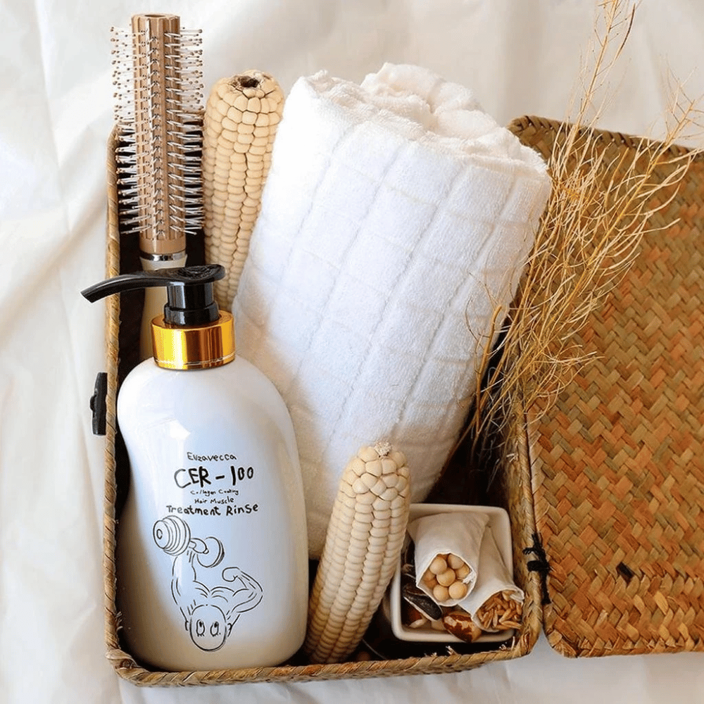 Elizavecca CER-100 Treatment Rinse – krepilni kolagenski balzam za skodrane in kemično obdelane lase v naravnem kopalniškem okolju