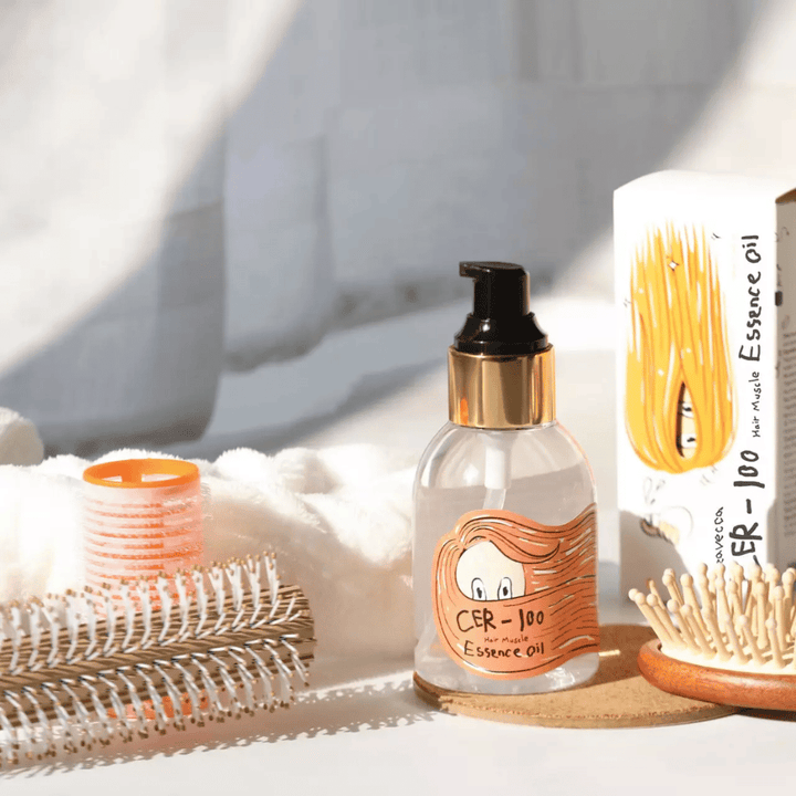 Elizavecca CER-100 Hair Muscle Essence Oil styling – vlažilno olje za lase, ki pomaga zmanjšati krepavost, daje sijaj in ščiti lase med oblikovanjem.