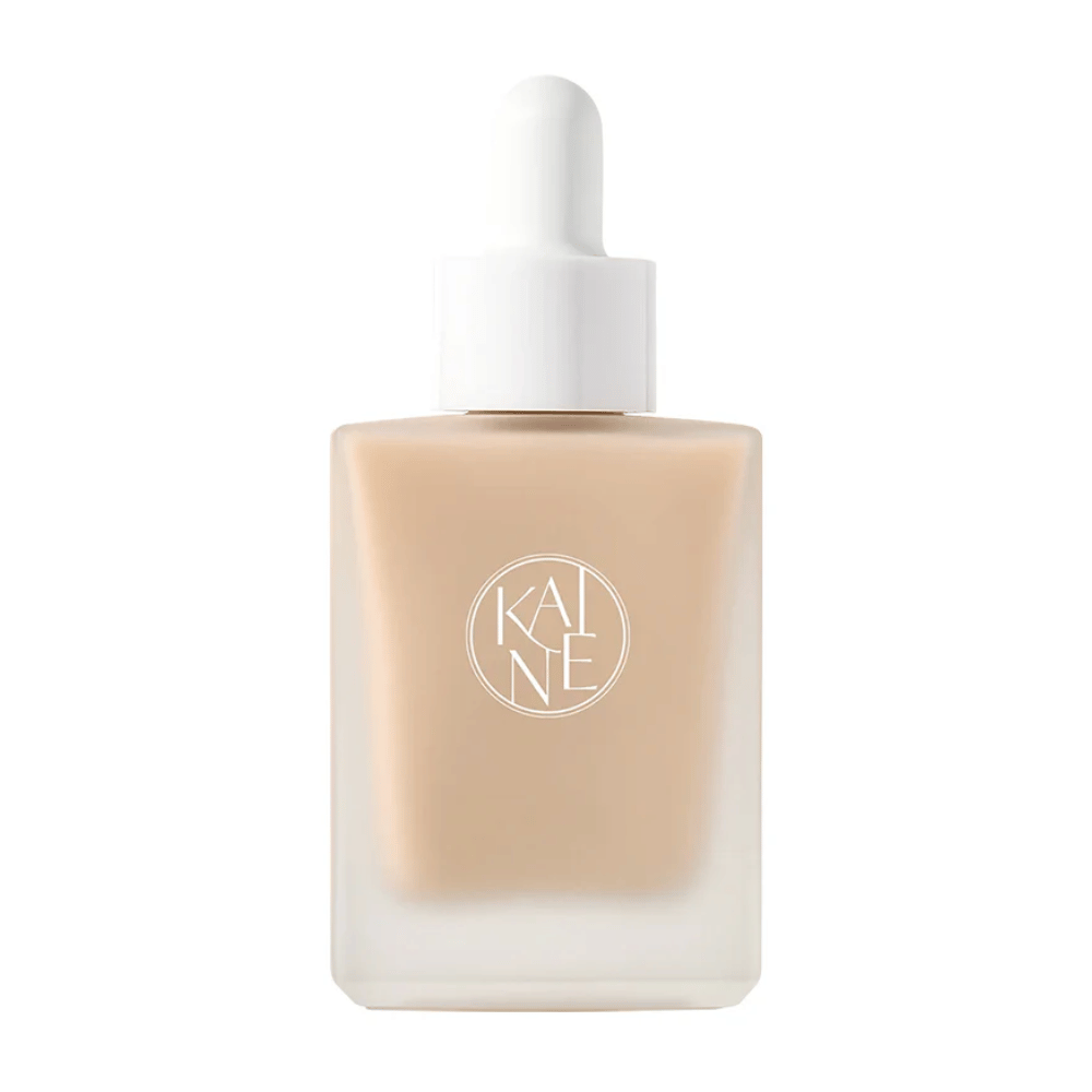 KANE Chaga Collagen Charging Serum v elegantni, zmrznjeni stekleni steklenički z belo pipeto. Vlažilni serum obogaten s kolagenom in izvlečkom čage za bolj čvrsto kožo.