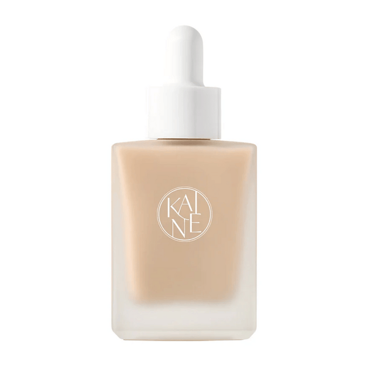 KANE Chaga Collagen Charging Serum v elegantni, zmrznjeni stekleni steklenički z belo pipeto. Vlažilni serum obogaten s kolagenom in izvlečkom čage za bolj čvrsto kožo.