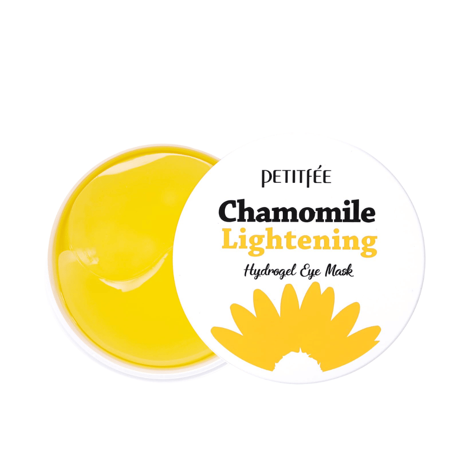 Izrezana produktna slika PETITFEE Chamomile Lightening Hydrogel Eye Mask z odprtim lončkom, ki prikazuje rumene hidrogelne obliže in elegantno belo embalažo.
