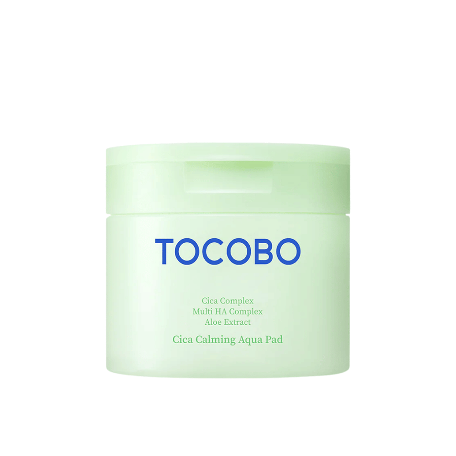 Slika izdelka TOCOBO Cica Calming Aqua Pad na belem ozadju. Embalaža je jasno prikazana s poudarkom na dizajnu in informacijah o izdelku.