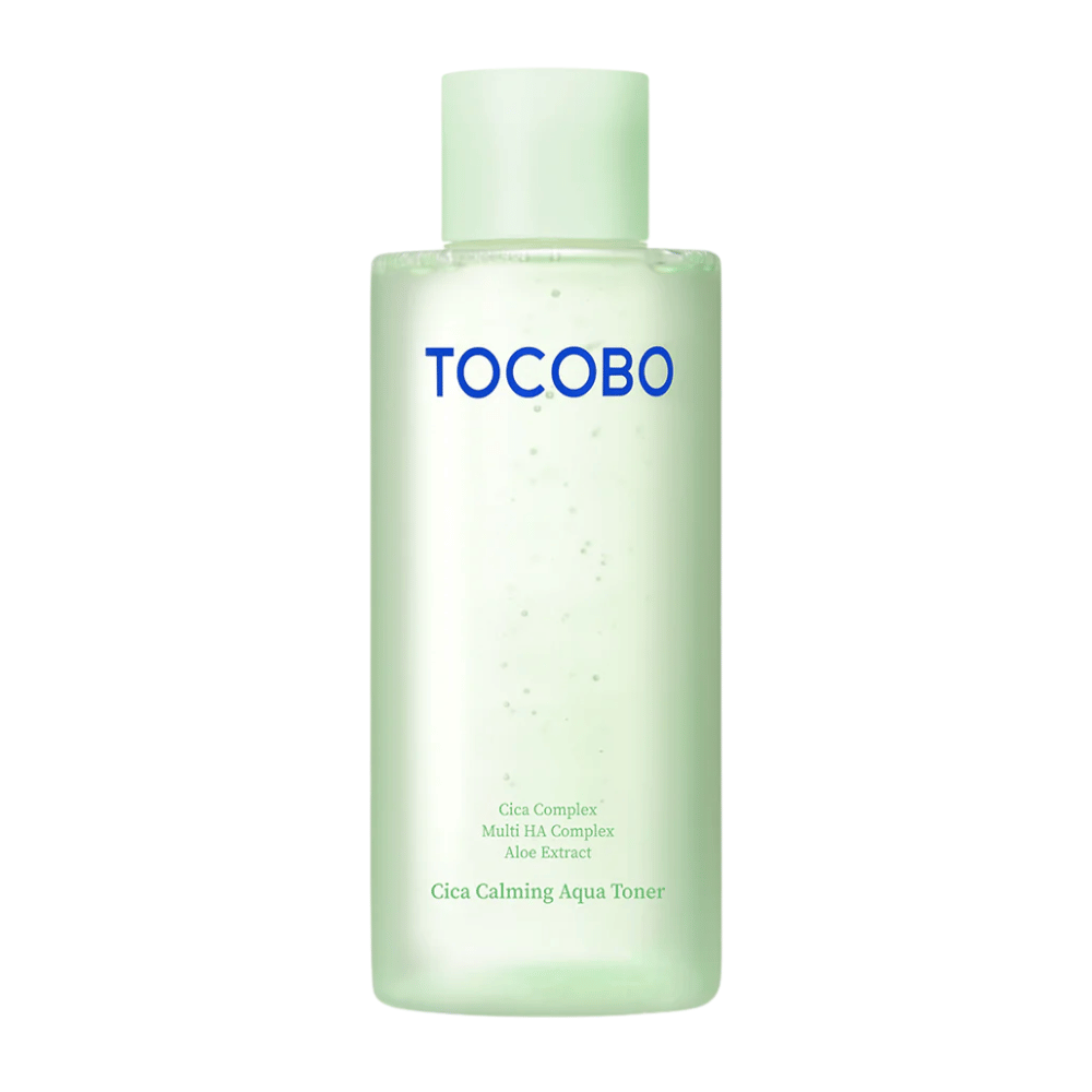 Izrezana produktna slika TOCOBO Cica Calming Aqua Toner z minimalističnim svetlo zelenim dizajnom, ki poudarja čist in pomirjujoč občutek izdelka.
