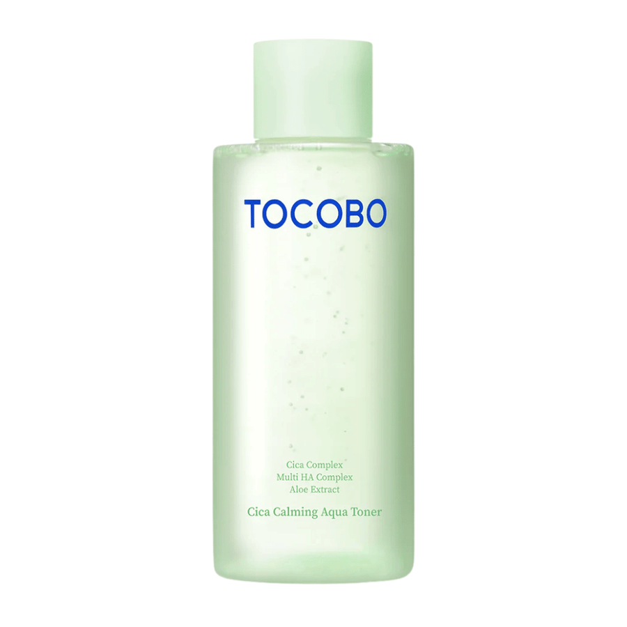 Izrezana produktna slika TOCOBO Cica Calming Aqua Toner z minimalističnim svetlo zelenim dizajnom, ki poudarja čist in pomirjujoč občutek izdelka.