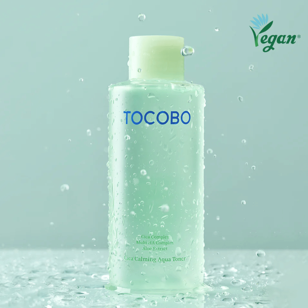 Produktna slika TOCOBO Cica Calming Aqua Toner, obdana z vodnimi kapljicami, ki poudarjajo vlažilne in pomirjujoče lastnosti tonerja za občutljivo kožo.