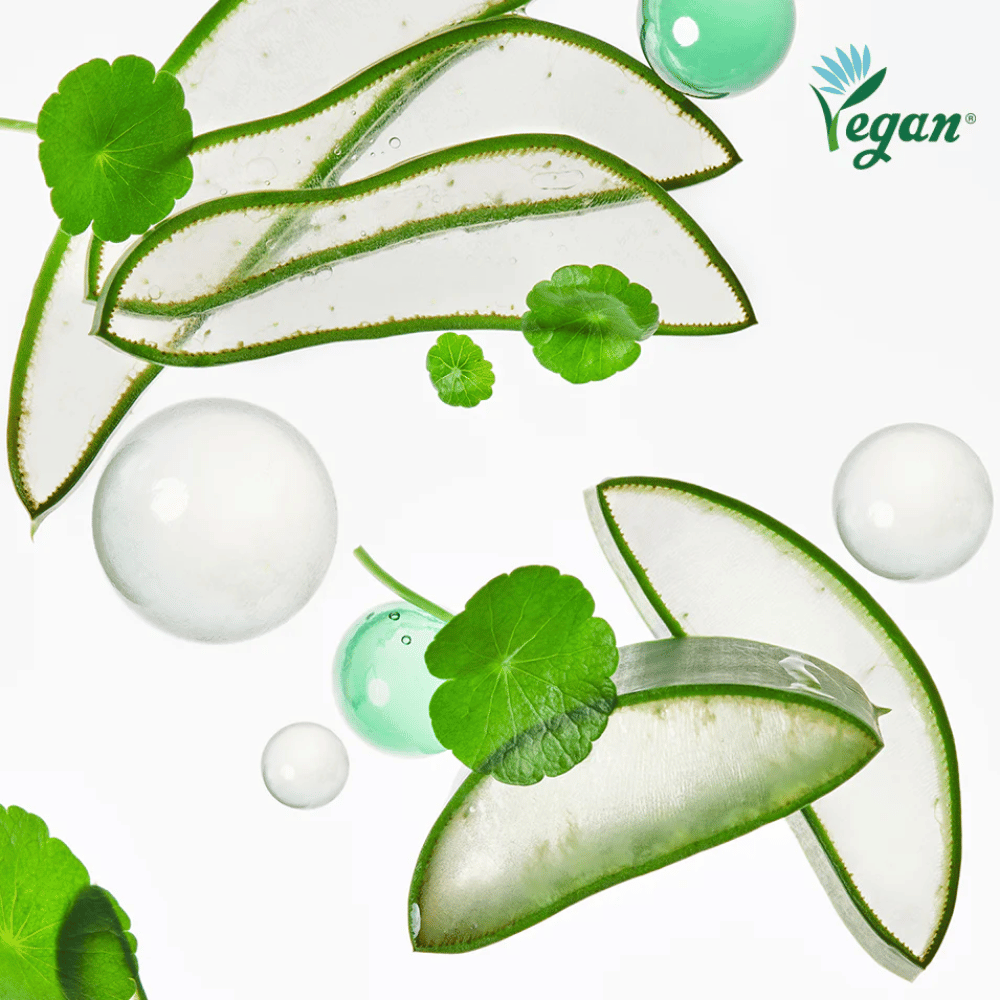Slika sestavin, ki prikazuje pomirjujoče in vlažilne rastlinske izvlečke, kot sta aloe vera in centella asiatica, skupaj z vegansko oznako in svežimi vodnimi mehurčki, ki simbolizirajo vlaženje.