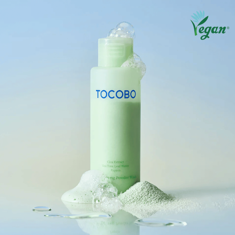 TOCOBO Cica Calming Powder Wash ki se rahlo peni in odstranjuje nečistoče, hkrati pa pomirja kožo.