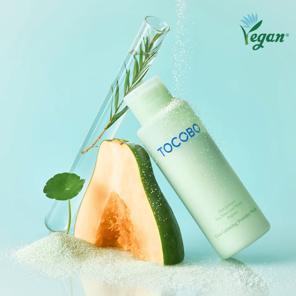 TOCOBO Cica Calming Powder Wash z melono in rastlinskimi izvlečki, ki zagotavljajo nežno eksfoliacijo in vlaženje.