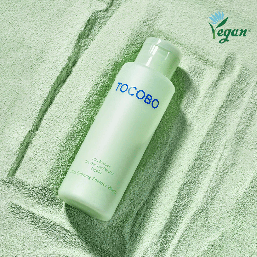 TOCOBO Cica Calming Powder Wash s cico in tea tree, ki čisti, pomirja in uravnoveša občutljivo kožo.