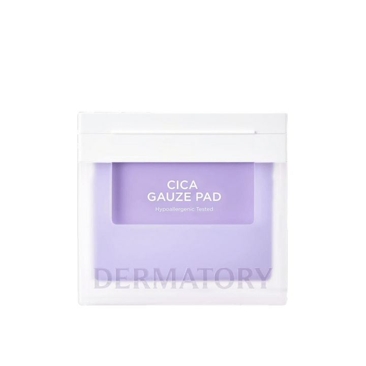 Pakiranje Cica Gauze Pad, hipoalergensko testiran izdelek podjetja Dermatory. Zasnovan za pomiritev kože in krepitev njene bariere. Vijolično in belo minimalistično pakiranje.
