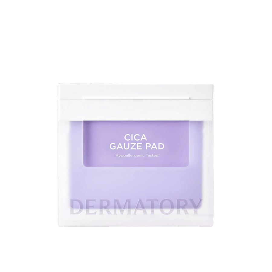 Pakiranje Cica Gauze Pad, hipoalergensko testiran izdelek podjetja Dermatory. Zasnovan za pomiritev kože in krepitev njene bariere. Vijolično in belo minimalistično pakiranje.
