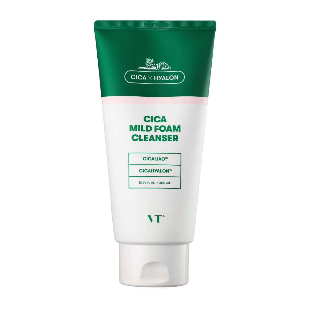 VT Cica Mild Foam Cleanser v zeleni in beli tubi na beli podlagi. Embalaža prikazuje sestavine CICALIAO™ in CICAHYALON™, ter da izdelek vsebuje 300 ml.