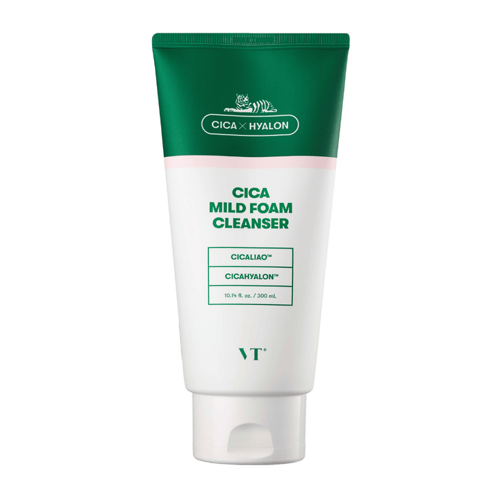 VT Cica Mild Foam Cleanser v zeleni in beli tubi na beli podlagi. Embalaža prikazuje sestavine CICALIAO™ in CICAHYALON™, ter da izdelek vsebuje 300 ml.