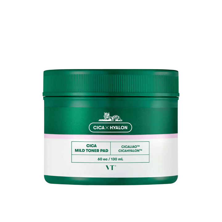 Zelena posoda z VT Cica Mild Toner Pad, 60 blazinic/130 ml, z belo in roza etiketo ter logotipom tigra na beli podlagi.