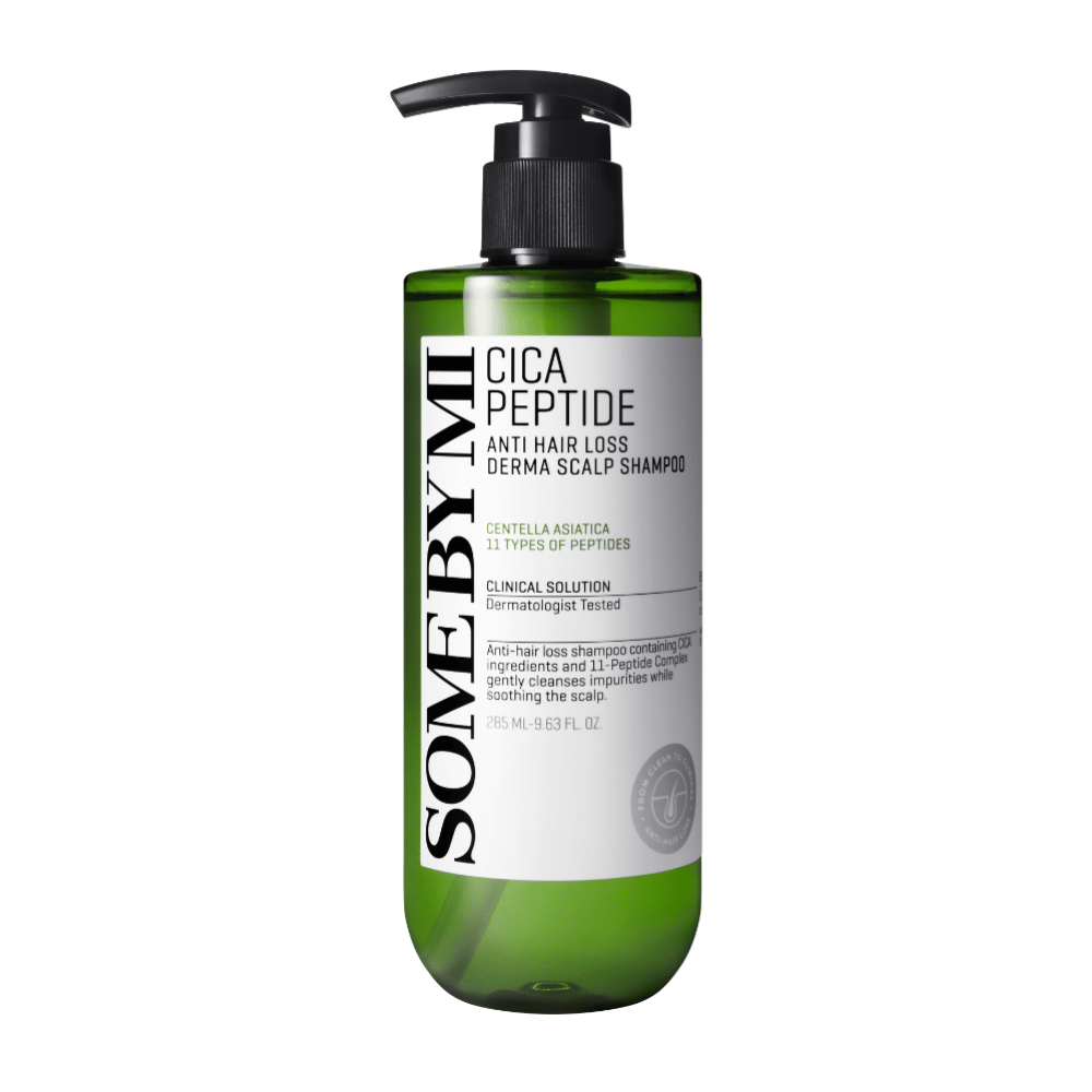 SOME BY MI Cica Peptide Anti Hair Loss Derma Scalp Shampoo v zeleni plastični steklenici s črno črpalko in belo etiketo s črnim besedilom.