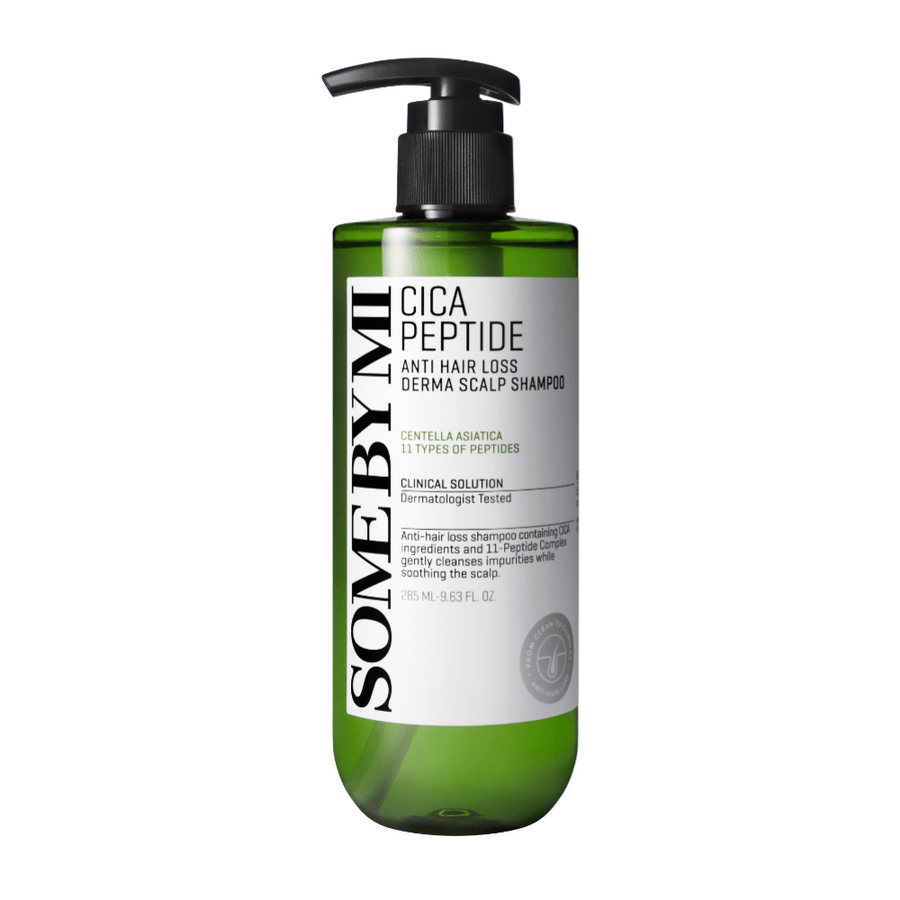SOME BY MI Cica Peptide Anti Hair Loss Derma Scalp Shampoo v zeleni plastični steklenici s črno črpalko in belo etiketo s črnim besedilom.