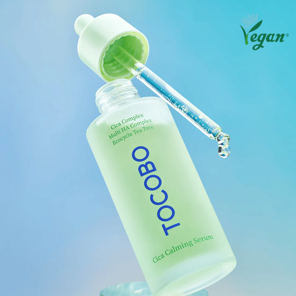 TOCOBO Cica Calming Serum s pipeto na modrem ozadju, lahkotno vpojni K-beauty serum, ki krepi kožno pregrado in je primeren za občutljivo, mastno in k aknam nagnjeno kožo.