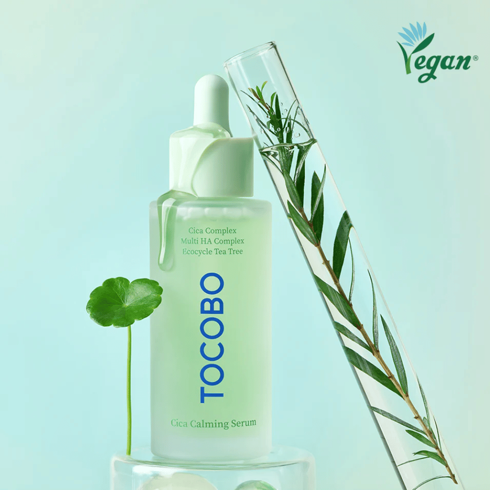 TOCOBO Cica Calming Serum skupaj s cica listi in tea tree, veganski korejski serum, ki pomirja rdečico, globinsko vlaži in uravnava kožo.