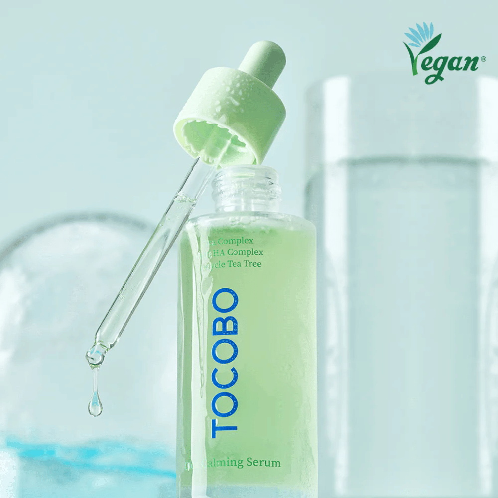 Bližnji posnetek TOCOBO Cica Calming Serum s pipeto in kapljicami, vlažilni in pomirjujoči serum za obraz s cica, multi HA kompleksom in tea tree za občutljivo kožo.