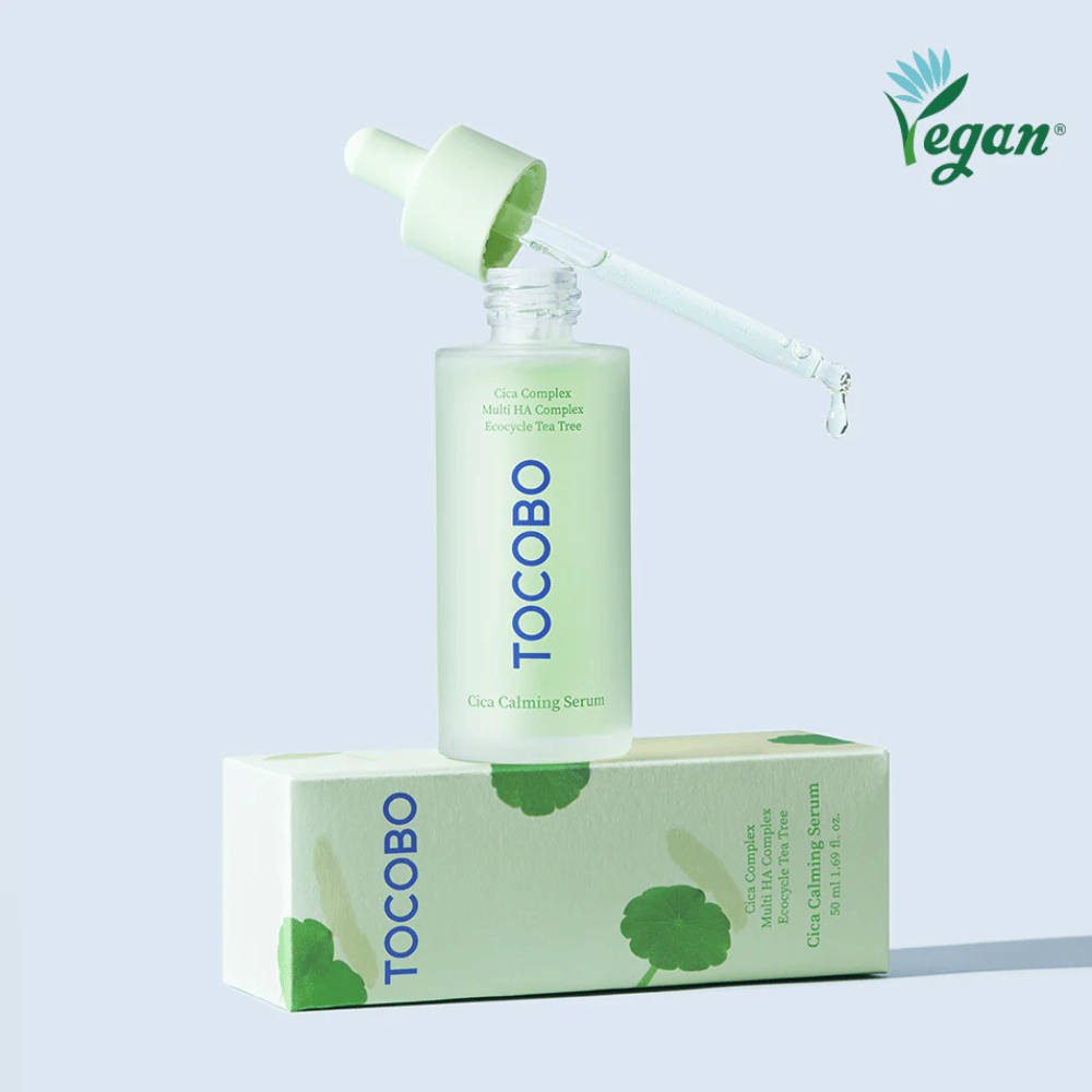 TOCOBO Cica Calming Serum postavljen na embalažo izdelka s pipeto, lahek in pomirjujoč K-beauty serum za razdraženo in k aknam nagnjeno kožo, veganska formula s cica kompleksom.