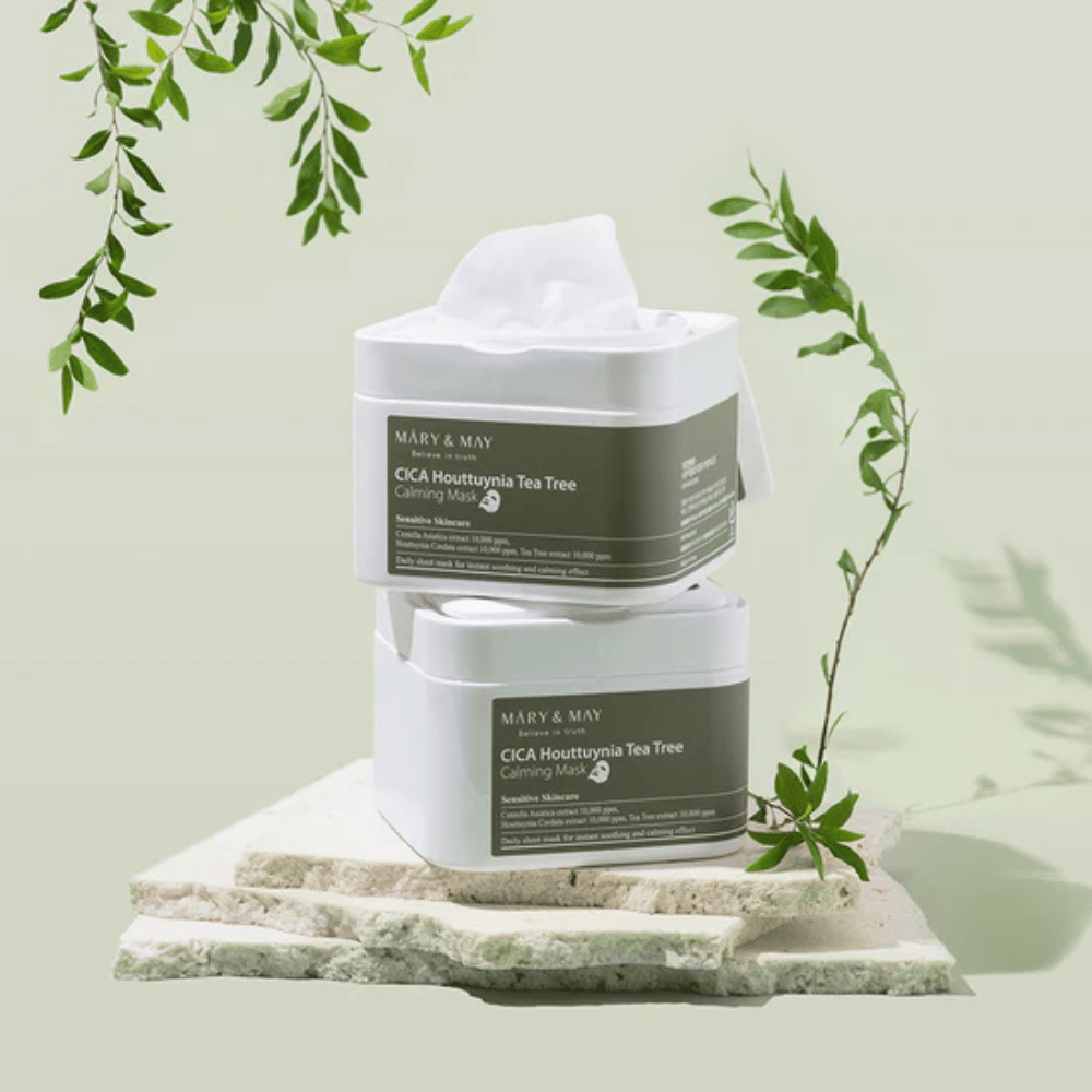 Dva lončka Mary & May Cica Houttuynia Tea Tree Calming Mask na naravnem kamnu z zelenimi rastlinskimi detajli – pomirjujoče maske za občutljivo kožo.