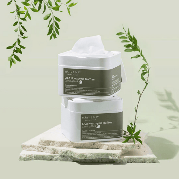 Dva lončka Mary & May Cica Houttuynia Tea Tree Calming Mask na naravnem kamnu z zelenimi rastlinskimi detajli – pomirjujoče maske za občutljivo kožo.