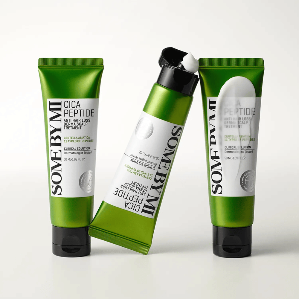Tri tube SOME BY MI Cica Peptide Anti Hair Loss Derma Scalp Treatment v zeleni in beli barvi, od katerih je ena tuba odprta z vidno belo kremo.
