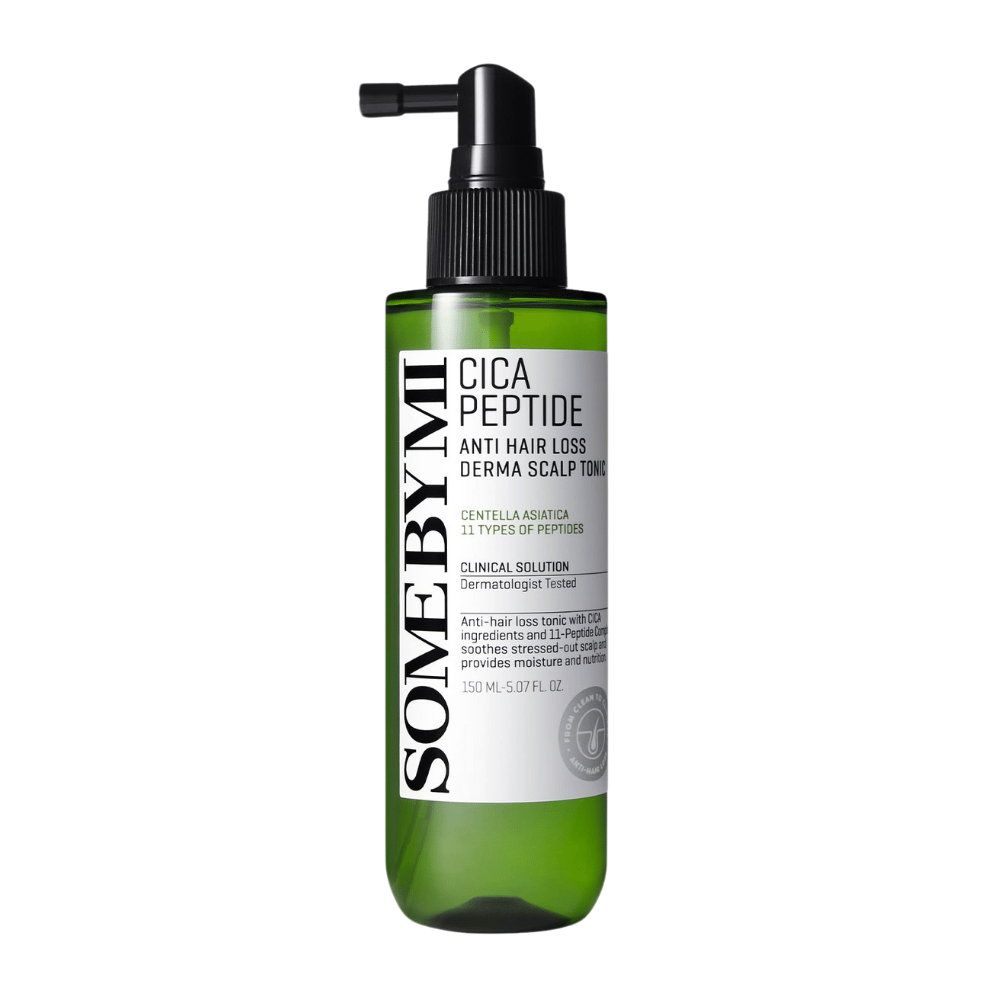 SOME BY MI Cica Peptide Anti Hair Loss Derma Scalp Tonic v zeleni steklenici s črnim razpršilnim nastavkom in belo etiketo, prikazano na beli podlagi.