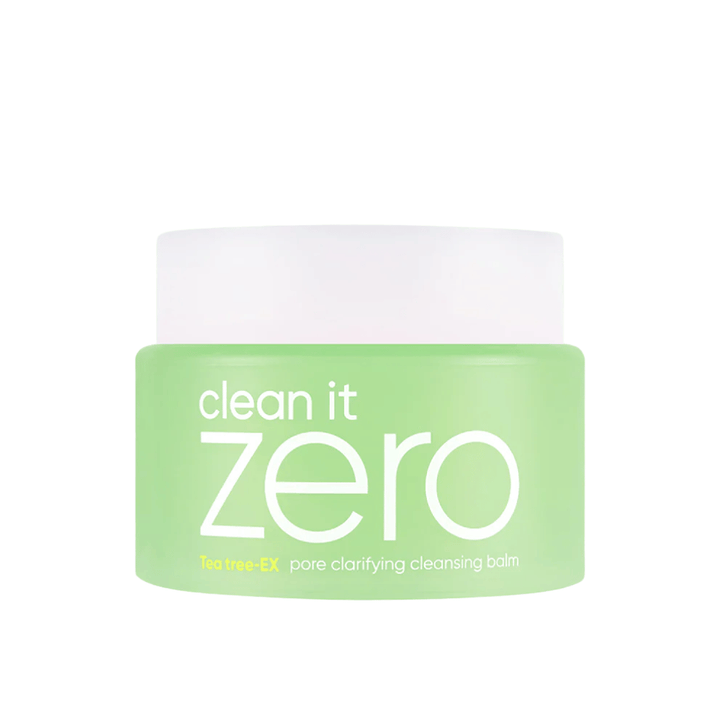 Clean It Zero Tea Tree-EX Pore Clarifying Cleansing Balm v zeleni posodi na beli podlagi, zasnovan za mastno in kombinirano kožo, ki potrebuje uravnoteženo in pore čistilno čiščenje.