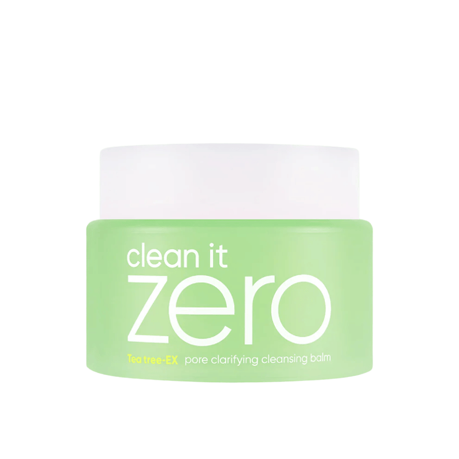 Clean It Zero Tea Tree-EX Pore Clarifying Cleansing Balm v zeleni posodi na beli podlagi, zasnovan za mastno in kombinirano kožo, ki potrebuje uravnoteženo in pore čistilno čiščenje.