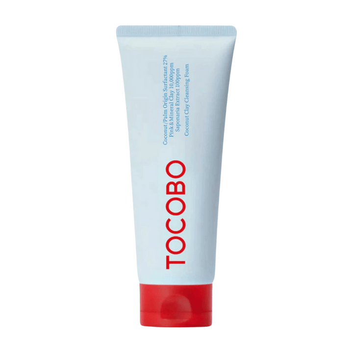Tuba TOCOBO Coconut Clay Cleansing Foam je vidna. Tuba je svetlo modra z rdečim pokrovčkom in napisom "TOCOBO" z velikimi črkami na sprednji strani. Izdelek je opisan kot čistilna pena iz kokosove gline in vsebuje naravne sestavine.