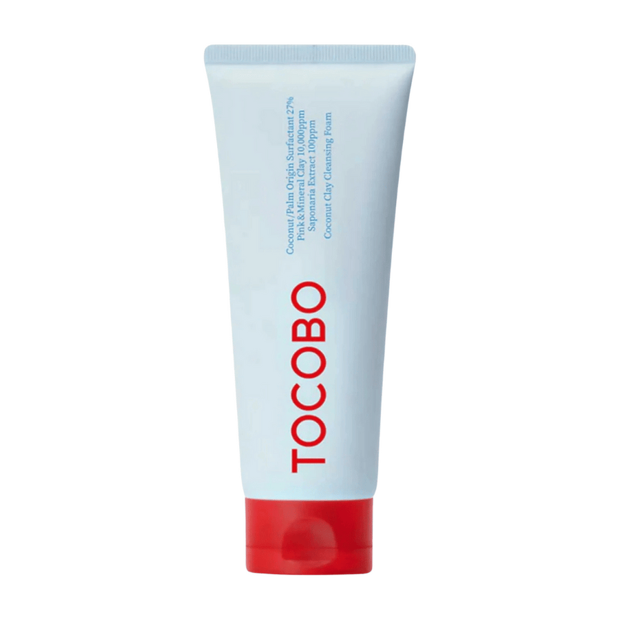 Tuba TOCOBO Coconut Clay Cleansing Foam je vidna. Tuba je svetlo modra z rdečim pokrovčkom in napisom "TOCOBO" z velikimi črkami na sprednji strani. Izdelek je opisan kot čistilna pena iz kokosove gline in vsebuje naravne sestavine.