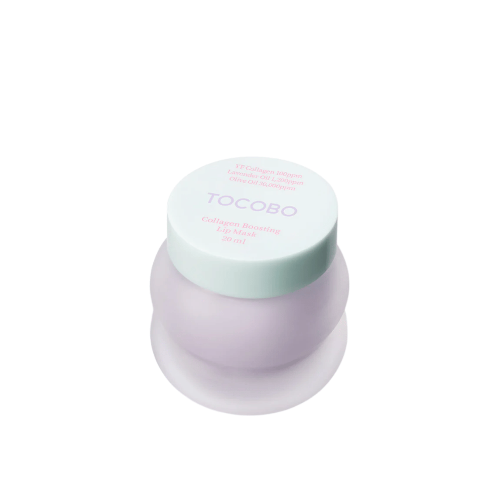Pogled od blizu na zaprto posodo TOCOBO Collagen Boosting Lip Mask z mint zelenim pokrovom na beli podlagi.