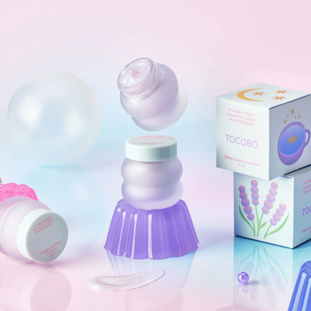 Več posod TOCOBO Collagen Boosting Lip Mask s fantazijsko ozadjem v pastelnih barvah.