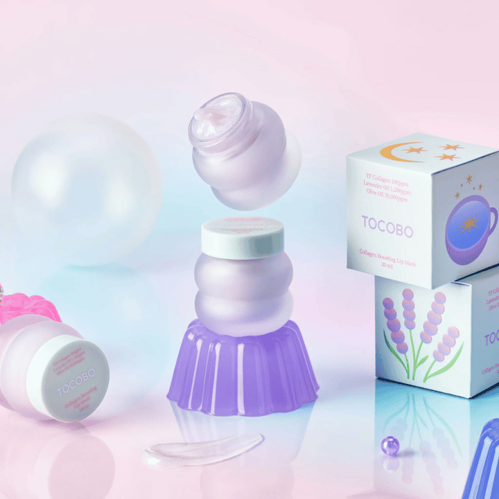 Več posod TOCOBO Collagen Boosting Lip Mask s fantazijsko ozadjem v pastelnih barvah.