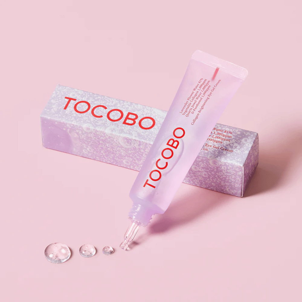 Slika prikazuje izdelek znamke TOCOBO, ki je "Collagen Brightening Eye Gel Cream". Embalaža je roza z prozornim gelom, ki prihaja iz tube. Izdelek je namenjen posvetlitvi in vlaženju območja okoli oči.