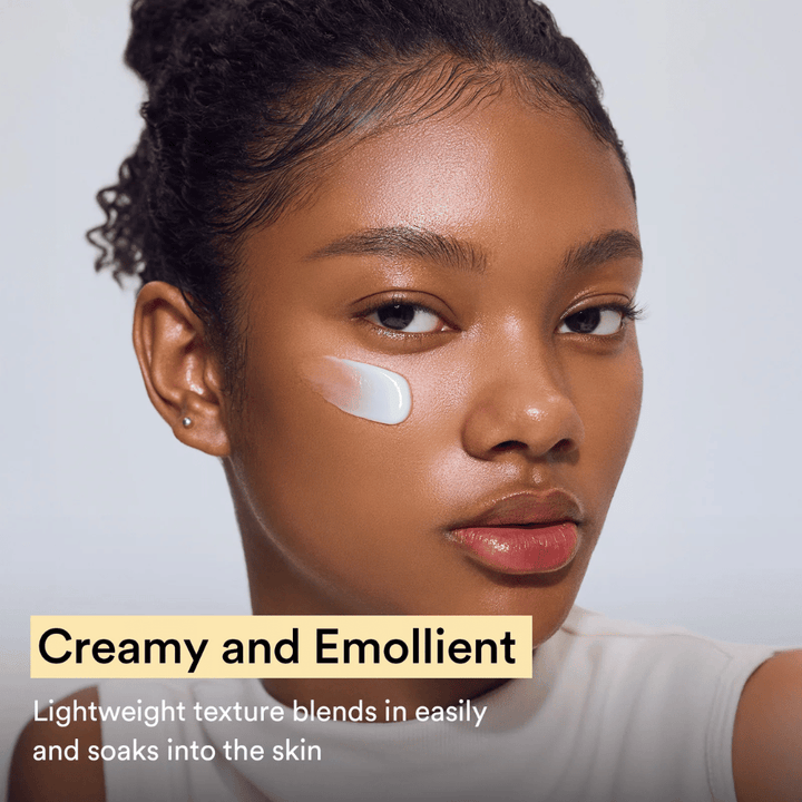 Ženska z Abib Collagen Eye Crème na licu. Izdelek ima svilnato teksturo, ki se hitro vpije in izravna površino kože.