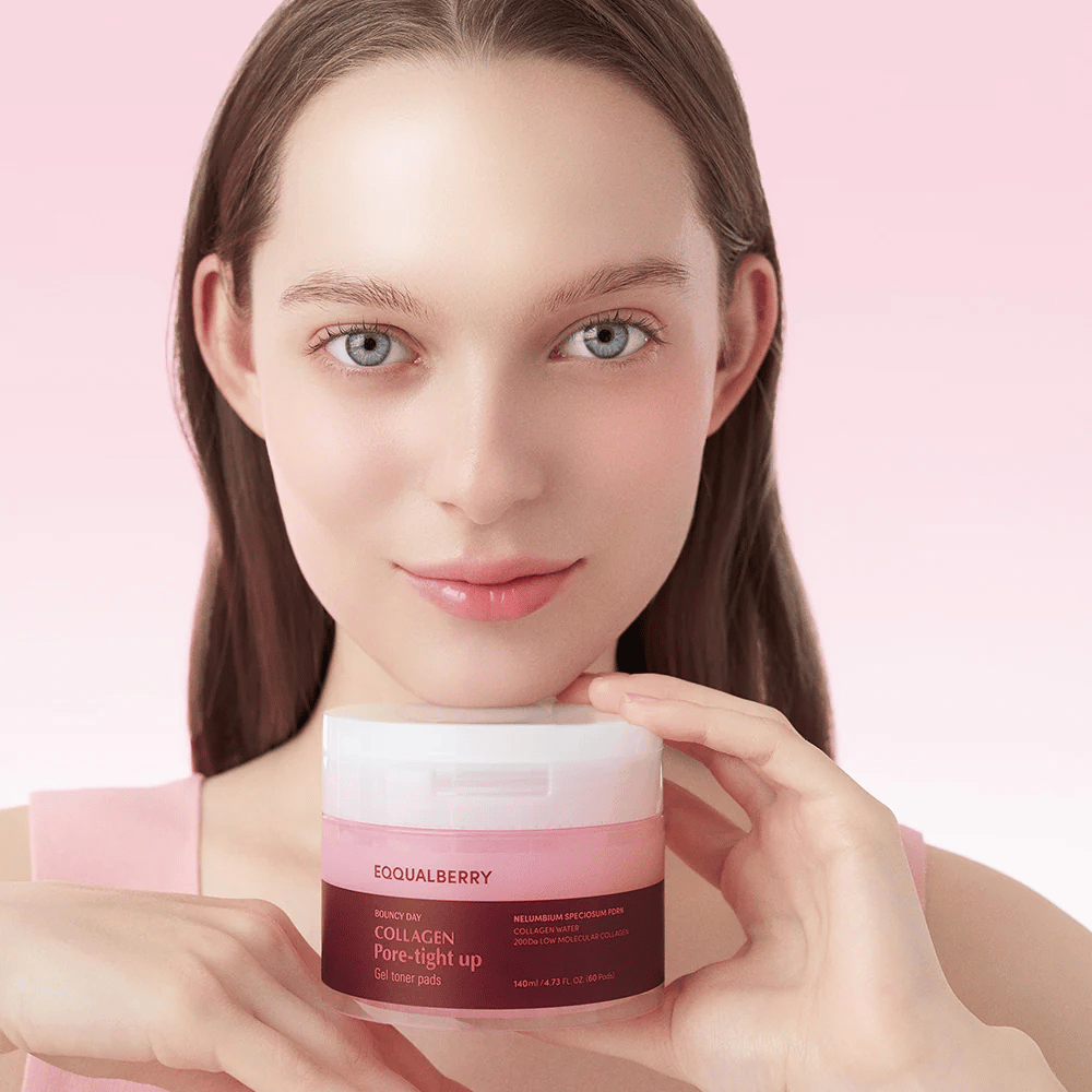 Ženska drži kozarec Collagen Pore-Tight Up Gel Toner Pads, z roza ozadjem in nasmehom. Kozarec je označen z imenom izdelka in vsebuje toner blazinice za izboljšanje čvrstosti kože in zmanjšanje velikosti por.