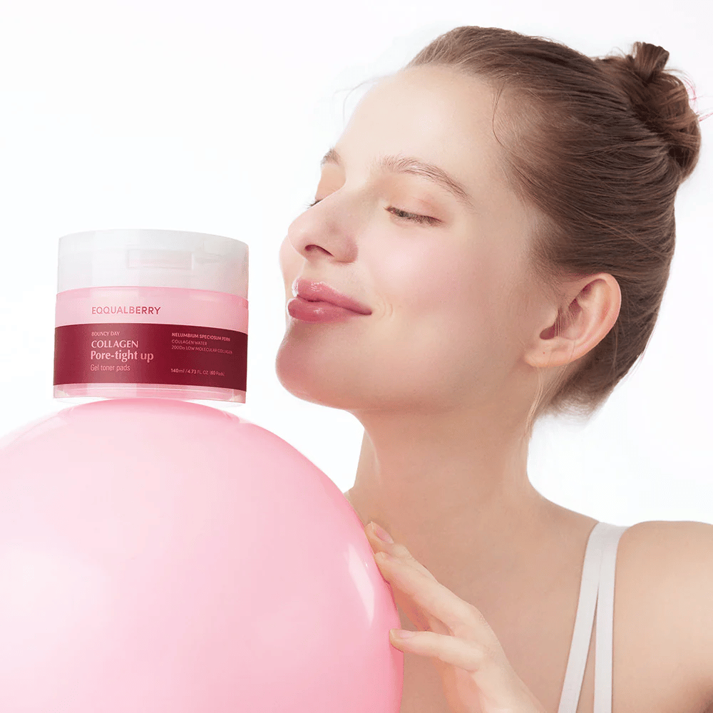 Ženska stoji z roza žogo in kozarcem Collagen Pore-Tight Up Gel Toner Pads, medtem ko se smeji in drži kozarec blizu svojega obraza. Kozarec je označen z imenom izdelka in vsebuje toner blazinice, ki pomagajo učvrstiti kožo in zmanjšati velikost por.