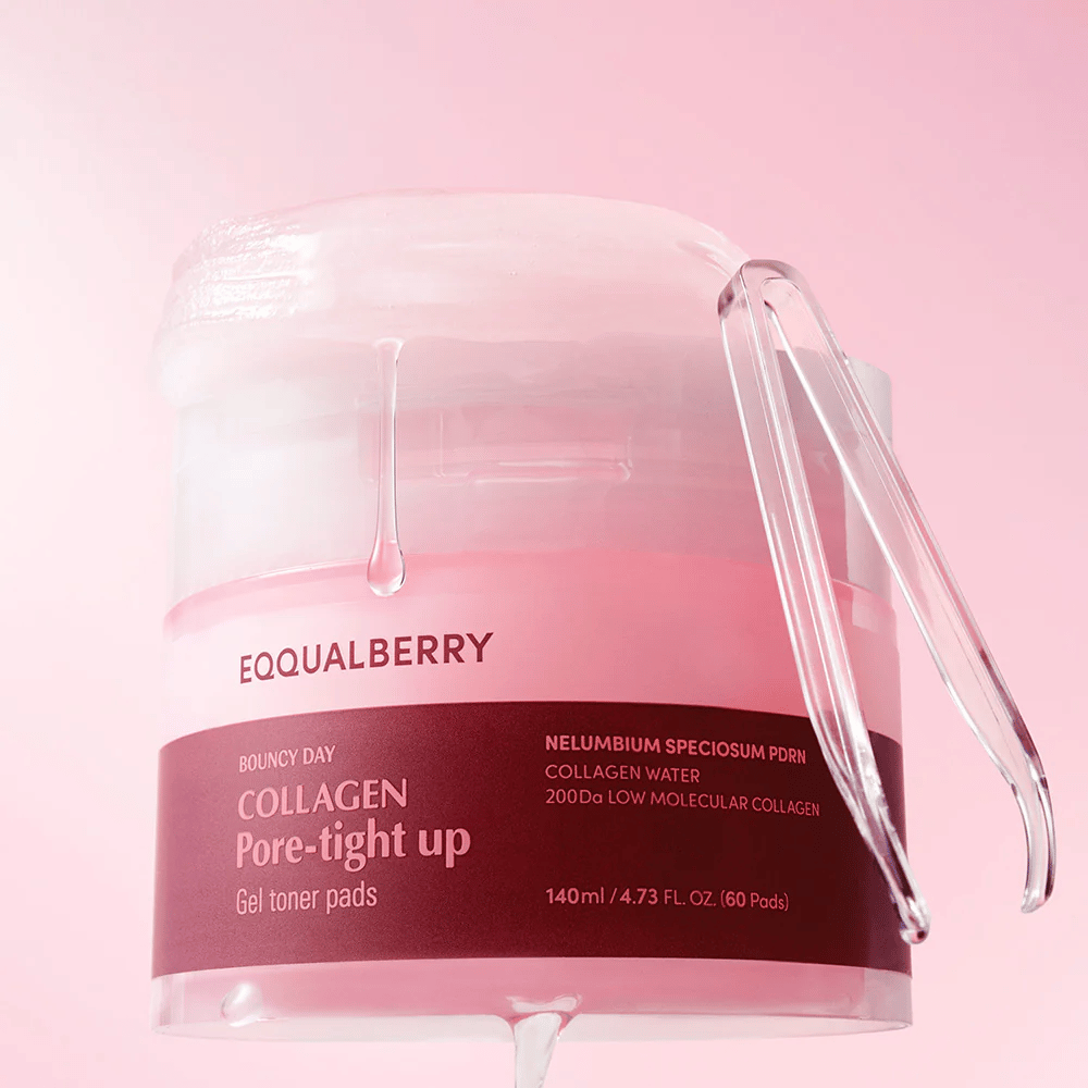 Pakiranje Collagen Pore-Tight Up Gel Toner Pads, z roza tonom in aktivnimi sestavinami, kot sta kolagen in Nelumbium Speciosum. Izdelek prikazuje, kako gel iz maske kaplja z roba kozarca.