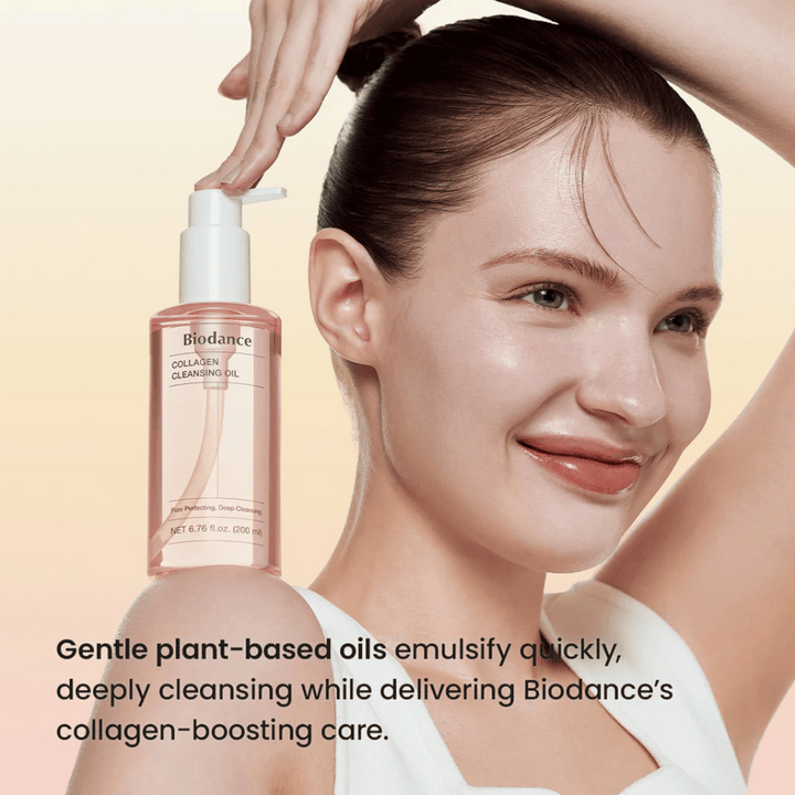 Nasmejana ženska z sijočo kožo uporablja Biodance Collagen Cleansing Oil. Izdelek je jasno prikazan z besedilom o rastlinskih oljih in čiščenju, ki podpira kolagen.