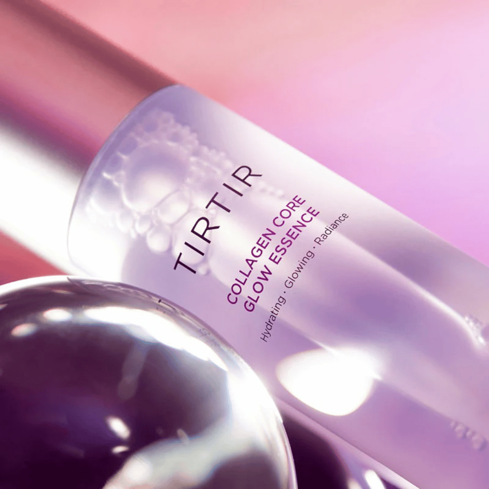 Bližnji posnetek TIRTIR Collagen Core Glow Essence – sijoča esenca v elegantni vijolični steklenički s poudarkom na vlaženju in naravnem sijaju kože.