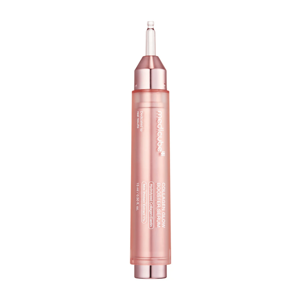 Medicube Collagen Glow Booster Serum je napreden izdelek za nego kože, zasnovan za izboljšanje sijaja in elastičnosti kože. Embalaža je elegantna v roza barvi, kar poudarja serumov poudarek na zagotavljanju mladostnega in sijočega videza kože.